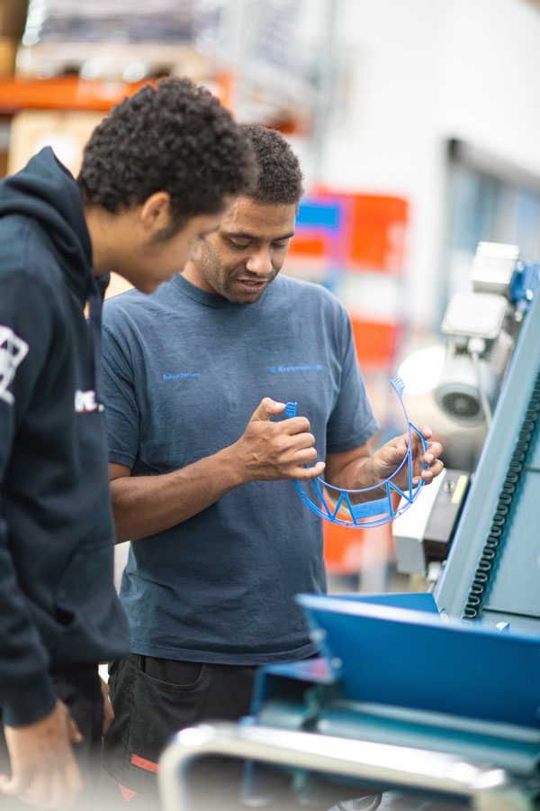 2 Personen Spritzgussteil prüfen